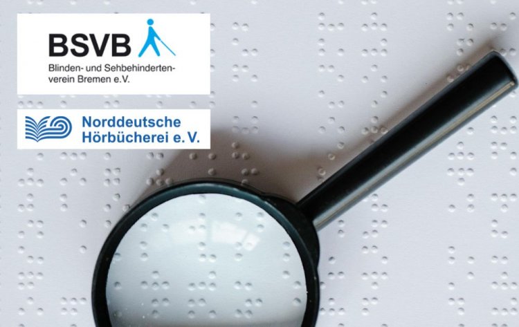 Auf einem Blatt mit Braille-Schrift liegt eine Lupe, die einige Braille-Zeichen vergrößert. Daneben die Logos der Norddeutschen Hörbücherei und des Blinden- und Sehbehindertevereins Bremen.