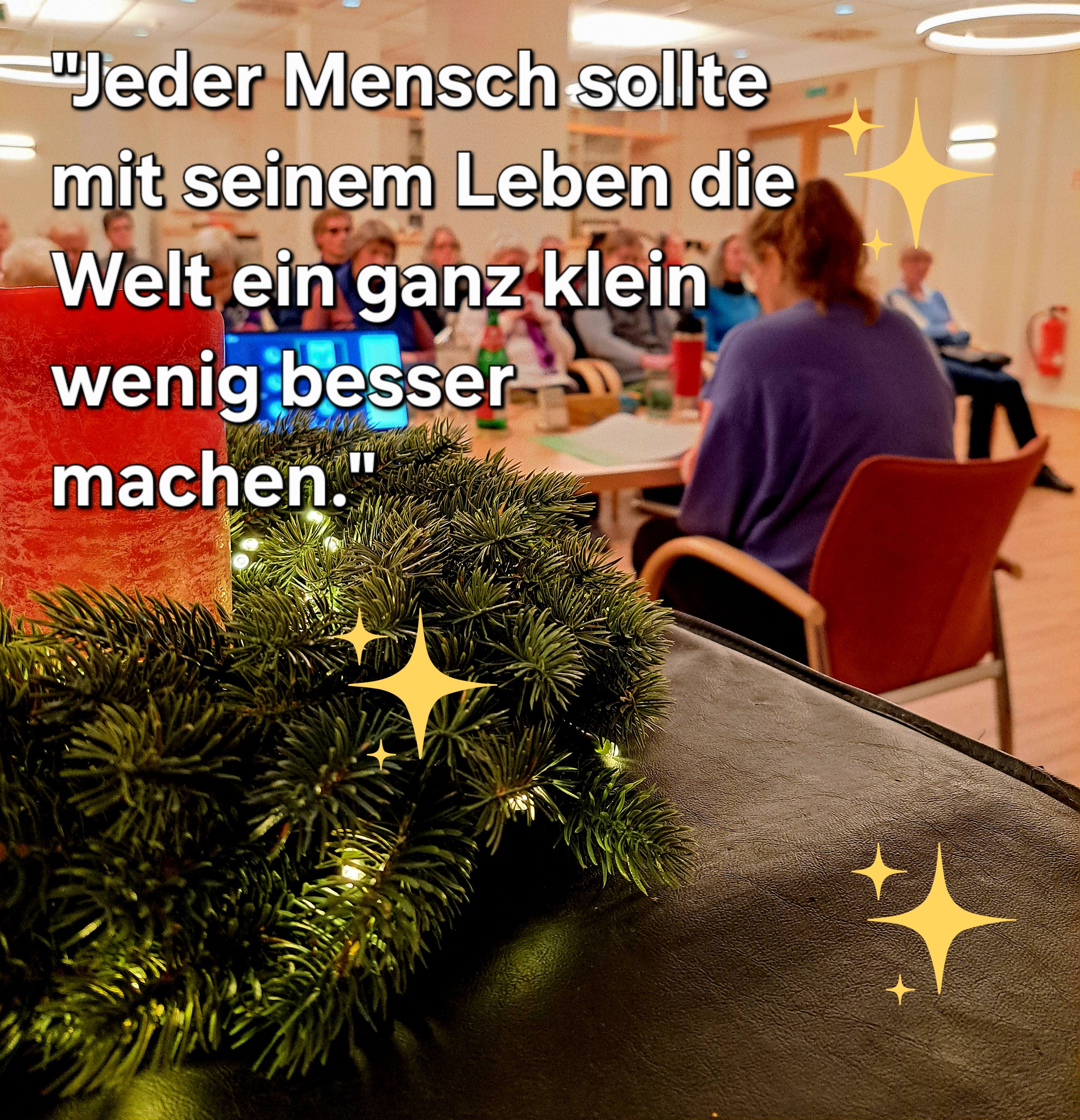 Im Vordergrund ein Adventskranz mit roter Kerze, dahinter Sprecherin Melanie Adler an einem Tisch, vor ihr in mehreren Sitzreihen lauschende Zuschauer. Dazu das Zitat: "Jeder Mensch sollte mit seinem Leben die Welt ein ganz klein wenig besser machen."